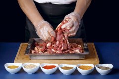 僅100個(gè)位，月均營(yíng)收卻超百萬(wàn)的中式現(xiàn)拌烤肉店是如何設(shè)計(jì)出來(lái)的？